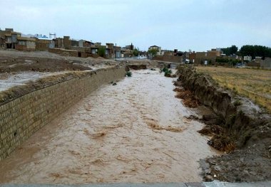 مردم از اتراق در کنار رودخانه ها و مسیل های آذربایجان غربی خودداری کنند