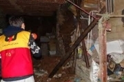نجات یک جوان از زیر دیوارهای قدیمی خانه ای در خیابان مولوی 