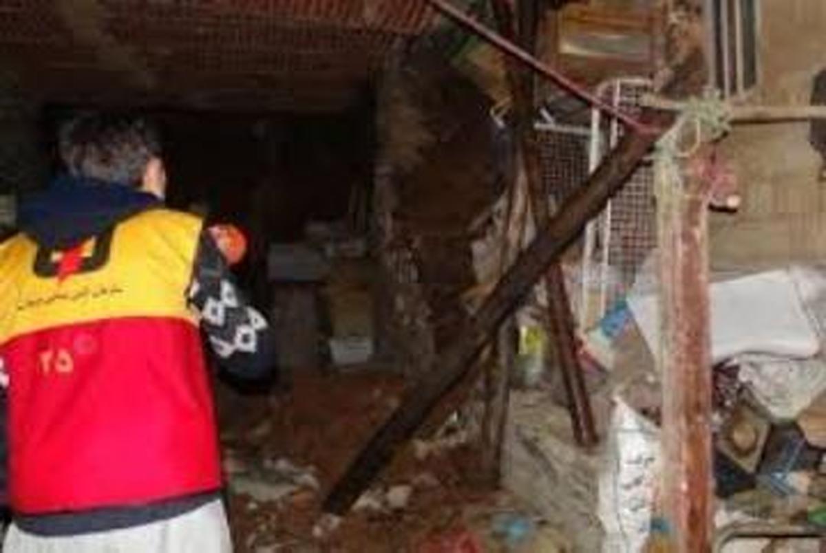 نجات یک جوان از زیر دیوارهای قدیمی خانه ای در خیابان مولوی 
