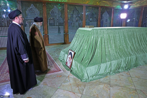 در آستانه ایام‌الله دهه فجر؛ حضور رهبر معظم انقلاب در حرم مطهر حضرت امام خمینی