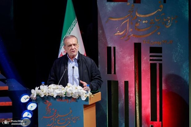 پزشکیان: زخمی که در جامعه ایجاد شده، زخم تلخی است/ چاره‌ای نداریم جز اینکه بمانیم و مملکت را بسازیم/ اینکه قهر کنیم و فریب کسانی را بخوریم که آن طرف نشسته و به دشمن اجازه می‌دهند که کشورمان را بمباران کند کمال نامردی است