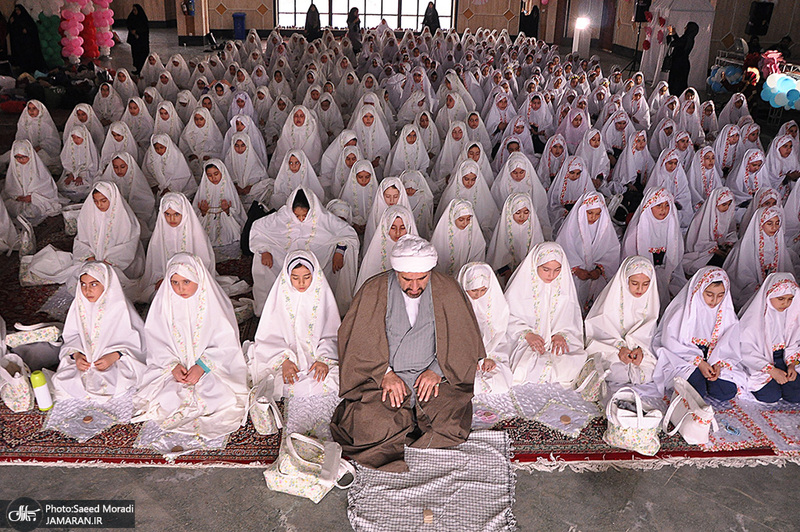 جشن عبادت جمعی از دانش آموزان منطقه 19 شهر تهران در جوار حرم امام خمینی(س)