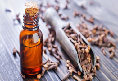 
۵ شیوه استفاده از روغن میخک برای درمان آکنه