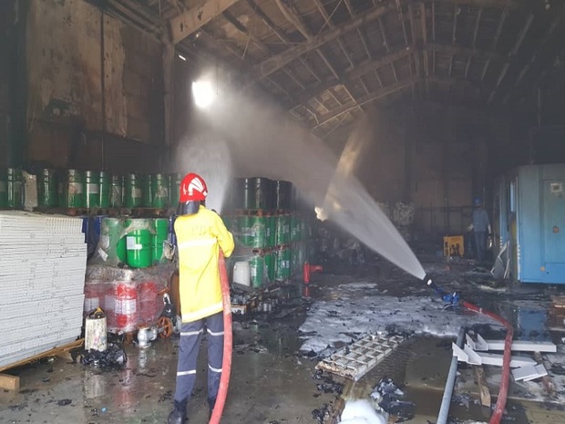 انبار ضایعات شرکت پتروکیمیای ماهشهر دچار آتش سوزی شد
