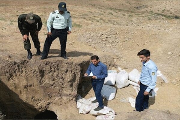 حفاران غیرمجاز در تپه تاریخی نظام آباد فراهان دستگیر شدند