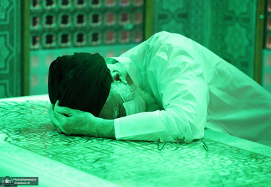 غبارروبی مضجع مطهر رضوی در سفر رهبر معظم انقلاب به مشهد مقدس+عکس و فیلم
