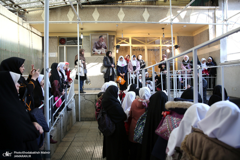 تجدید میثاق دانش آموزان و مردم با امام در حسینیه جماران