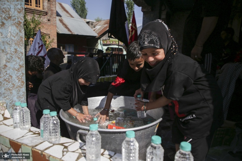 عزاداری سنتی کشمیری‌ها روی قایق