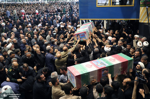 اقامه نماز رهبر معظم انقلاب بر پیکر رئیس جمهوری و یارانش