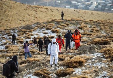 امدادگران در حال بازگشت از محل سقوط هواپیمای ای تی آر هستند