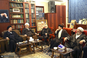 حضور جمعی از شخصیت های سیاسی در منزل مرحوم آیت الله موسوی بجنوردی (ره) -3