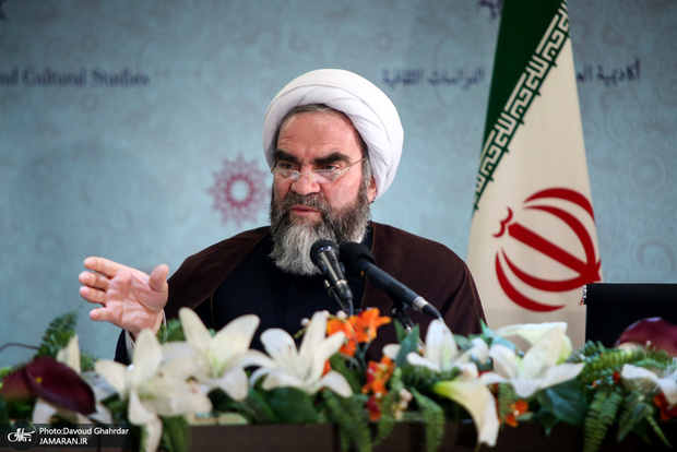 آیت‌الله غرویان: مسئولان سخت‌گیری‌های اجتماعی خارج از توان مردم را کنار بگذارند / حفظ وحدت و انسجام ملی باید بر مسائل فرعی اولویت داشته باشد / تحمیل قوانین ناسازگار با توان مردم، زمینه‌ساز بحران اجتماعی است