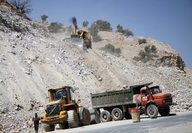 عبور از مشکل راهسازی در سنگلاخ های کوهستانی ایلام