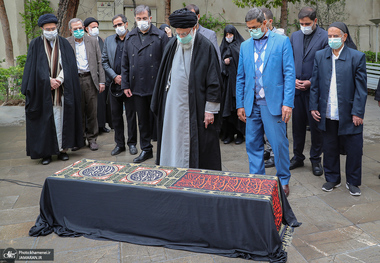اقامه نماز رهبر معظم انقلاب بر پیکر مرحوم حسن غفوری فرد