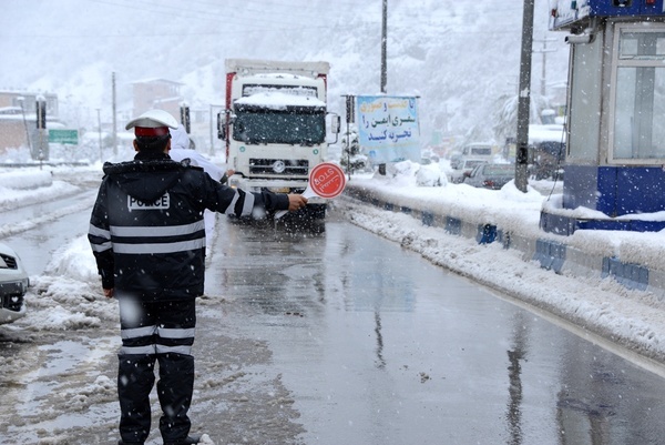 انسداد 11 محور مواصلاتی کشور / مه‌گرفتگی و بارش برف و باران در برخی محورها