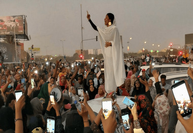 زن سفیدپوش انقلاب سودان حالا کجاست؟ آلاء صلاح چه می‌کند؟ + عکس