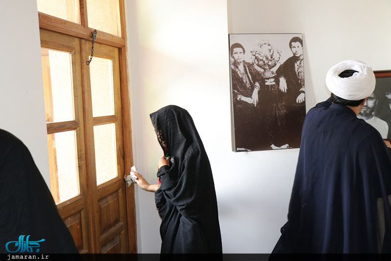 عطرافشانی و غبارروبی بیت تاریخی حضرت امام در خمین
