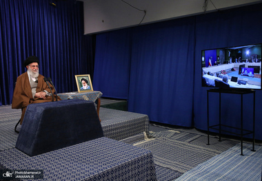 حضور رهبرانقلاب در ستاد مدیریت کرونا از طریق ویدیو کنفرانس + عکس