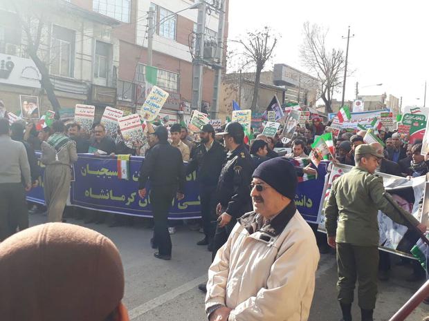 22 بهمن نماد اتحاد ملت ایران است