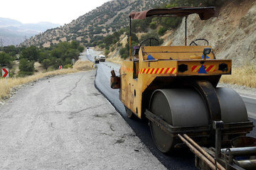 عملیات آسفالت مسیر روستایی اورامان به هجیج در کردستان