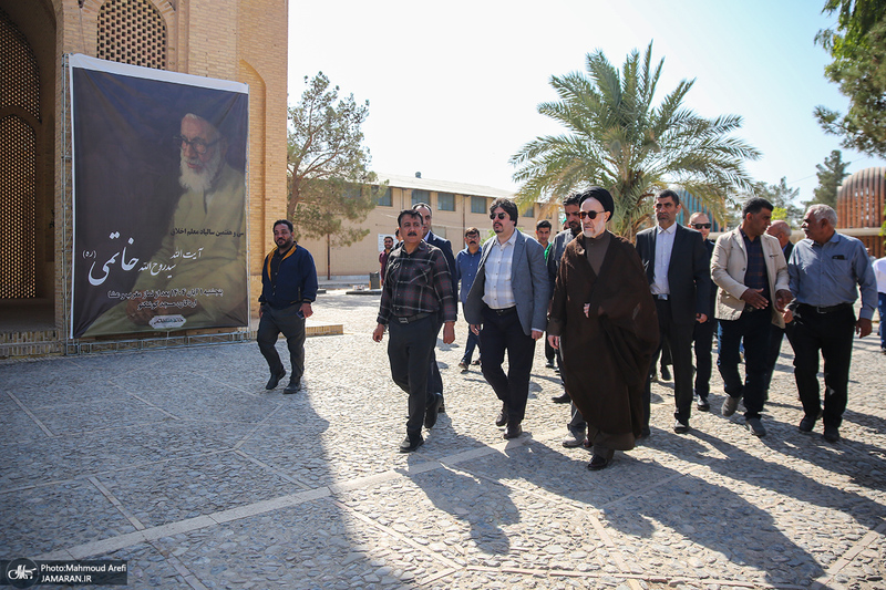 حضور سید محمد خاتمی بر مزار آیت الله سید روح الله خاتمی (ره)
