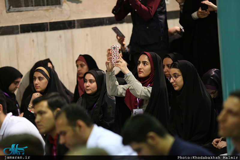 دیدار برگزیدگان هجدهمین کنگره پرسش مهر ریاست جمهوری با یادگار امام