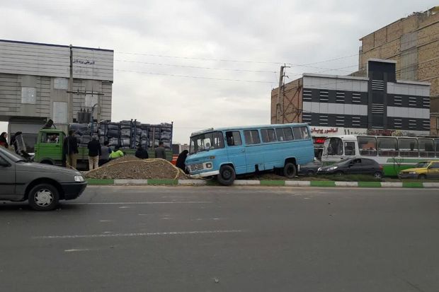 انحراف مینی‌بوس در محور ورامین- قرچک حادثه آفرید