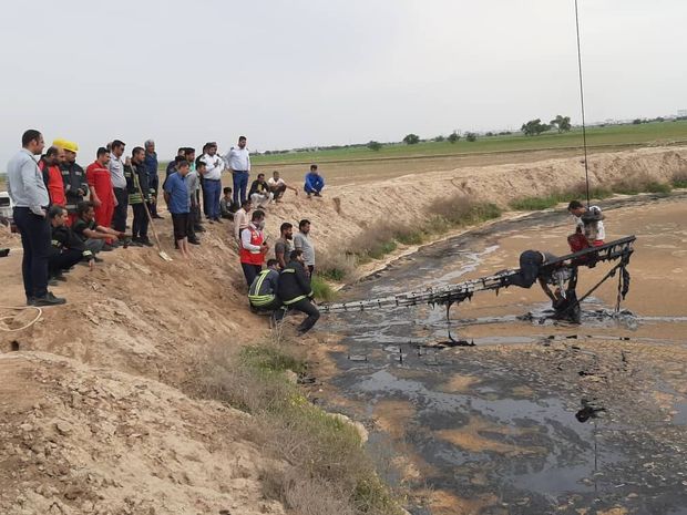 نجات جان یک مرد از حوضچه قیر در اهواز