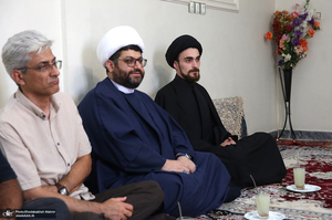 حضور سید احمد خمینی در منزل شهید مصطفی عزیزی در شهر بروجرد
