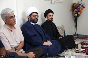 حضور سید احمد خمینی در منزل شهید مصطفی عزیزی در شهر بروجرد
