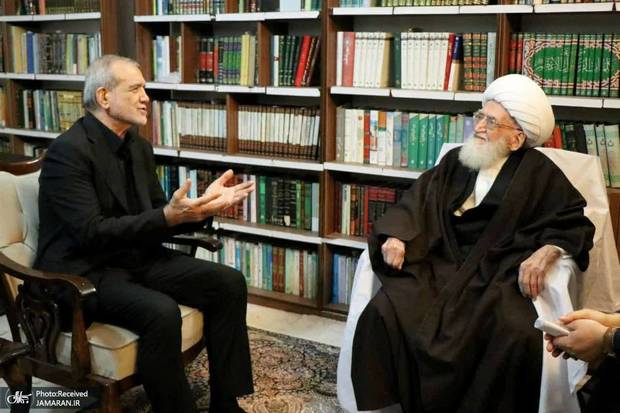 آیت‌الله العظمی نوری همدانی در دیدار پزشکیان: از رئیس‌جمهور حمایت می‌کنیم؛ وحدت حول محور رهبری حفظ شود و سخن ایشان فصل الخطاب باشد/ اهانت به مذاکره کنندگان صحیح نیست / صداوسیما باید مردم را امیدوار کند و از برنامه‌های ناامید کننده جلوگیری شود