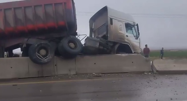 خروج تریلی از جاده در مسیر تربت جام - نصرآباد + فیلم