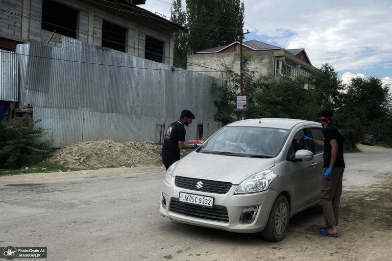 توزیع آب و شربت نذری برای حمایت از مردم غزه در کشمیر