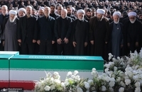 حضور فرزندان رهبر شهید در مراسم اقامه نماز بر پیکر ایشان  (8)