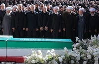 حضور فرزندان رهبر شهید در مراسم اقامه نماز بر پیکر ایشان  (8)
