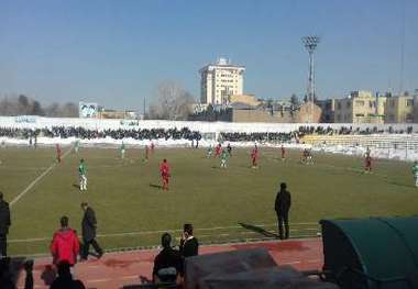 شیرجه سرمربی پاس داخل چمن و بی هوشی تماشاگر بوکانی