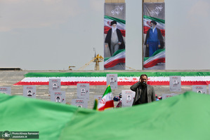 اجتماع مردمی بزرگداشت روز جمهوری اسلامی همراه با اهتزار بزرگترین پرچم مقدس در گذر فرهنگ
