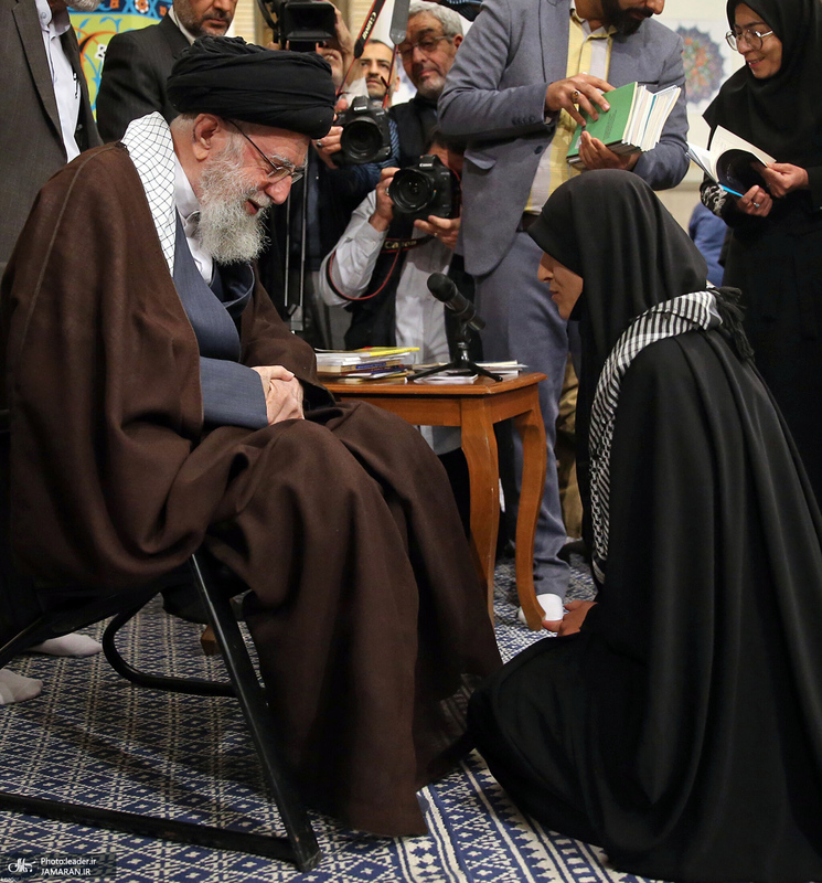 دیدار جمعی از شاعران و اهالی فرهنگ و ادب با رهبر معظم انقلاب