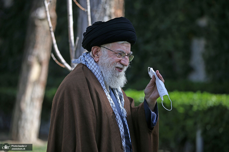 کاشت دو نهال میوه توسط رهبر معظم انقلاب