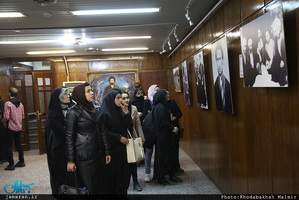 بازدید جمعی از دانشجویان زبان فارسی کشورهای خارجی از بیت امام در جماران 