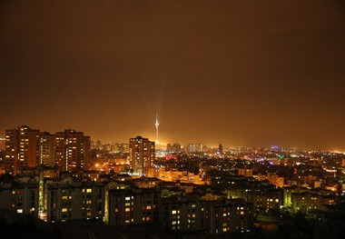 لحظه شگفت‌انگیز برخورد صاعقه با برج میلاد 
