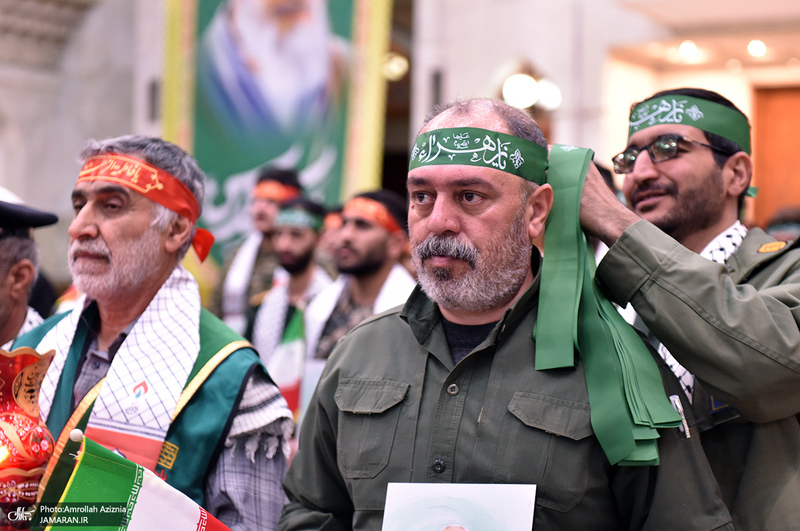 عطرافشانی حرم امام خمینی(س) توسط بسیجیان کاشانی