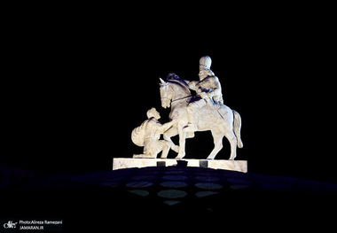 جوادی یگانه: رونمایی از مجسمه زانو زدن والرین در مقابل شاپور شاه ساسانی، یک اقدام مهم و نمادین در بازنگری‌های پساجنگ است