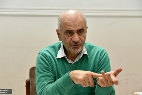 با تاکید بر پیامد سیاست‌های ارزی در اقتصاد عنوان شد؛ فرشاد مومنی: اعتیاد به افزایش نرخ ارز و بنزین را کنار بگذارید/جهش نرخ ارز، مردم را بی‌پناه و تولید را آسیب‌پذیر کرده است/ وعده رفع فقر و عدالت با افزایش قیمت‌ها مغایرت دارد