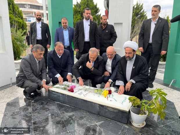 ادای احترام پزشکیان به مقام شامخ شهدای استان گلستان + عکس