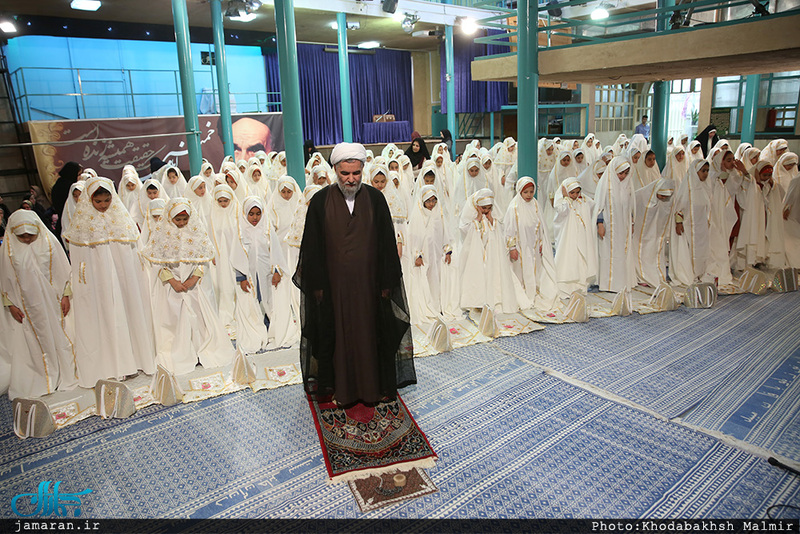مراسم جشن تکلیف «دبستان سمیه» منطقه چهار تهران در حسینیه جماران 
