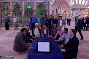 تجدید میثاق مدیرعامل و جمعی از کارکنان شرکت آبادگران نصر کوثر با آرمان های حضرت امام خمینی (س)