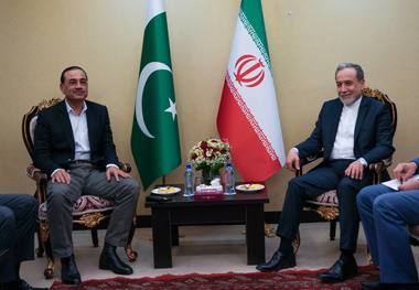 دیدار و گفت‌وگوی فرمانده ارتش پاکستان با عراقچی در تهران/ این دیدار تا پاسی از شب ادامه داشت/ طرفین درباره آخرین تلاش‌ها برای خاتمه جنگ تحمیلی تبادل نظر کردند