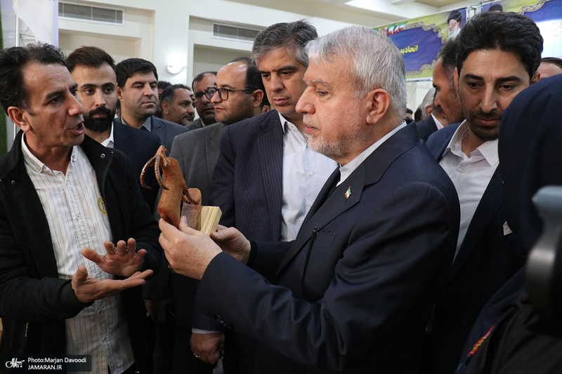 بازدید وزیر میراث فرهنگی از نمایشگاه هفته فرهنگی «بر آستان آفتاب»