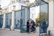 نخست وزیری که با دوچرخه به دیدار پادشاه رفت+ تصاویر 